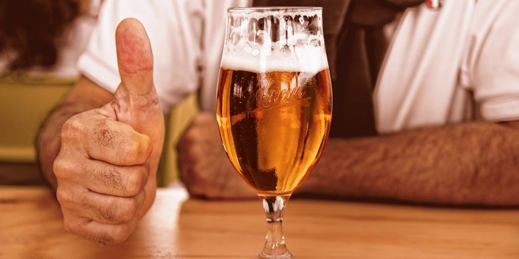 ¿Te enrojeces cuando bebes alcohol?  Un estudio desvela el riesgo al que te exponen