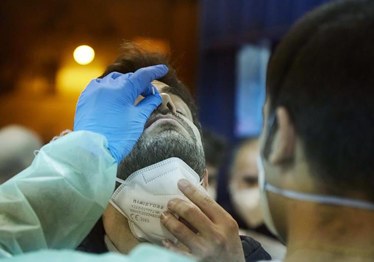 Imagen de archivo de un sanitario realizando un test Covid