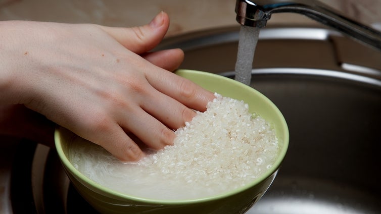 ¿Es necesario lavar el arroz antes de cocinarlo?