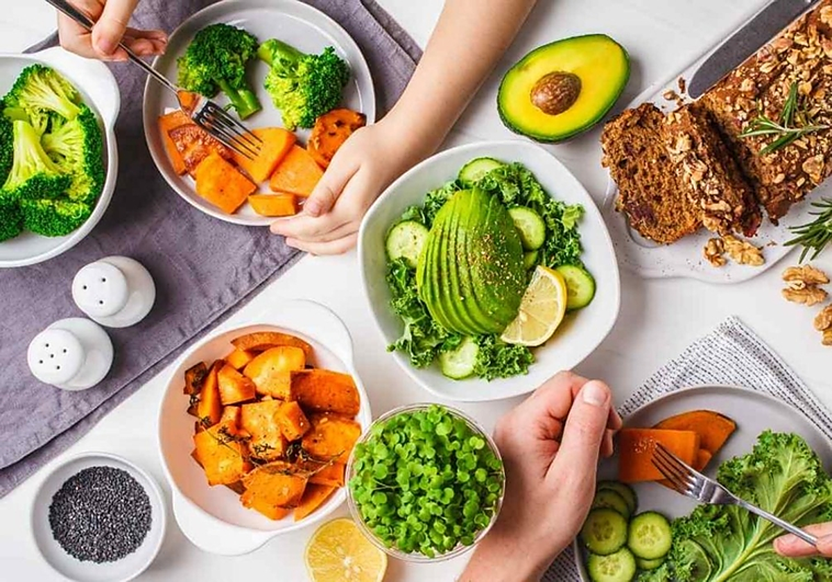 Consumir más verduras de hoja verde y otras, frutas, cereales integrales, aceite de oliva, nueces y pescado puede protegernos frente al alzhéimer