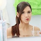 Alerta sanitaria: retiran este lote de un enjuague bucal del mercado por una bacteria