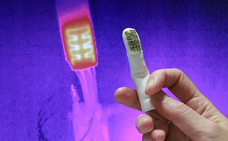 Imagen principal - La sensación añadida de retroalimentación de temperatura es un paso más en la construcción de prótesis biológicas para reparar el cuerpo humano.  Con el fin de lograr las sensaciones de temperatura e integrarlas en un dispositivo portátil que se le pueda asignar a este paciente parte de los pasos cercanos.