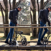 Un implante permite caminar a un parapléjico y reparar sus conexiones nerviosas