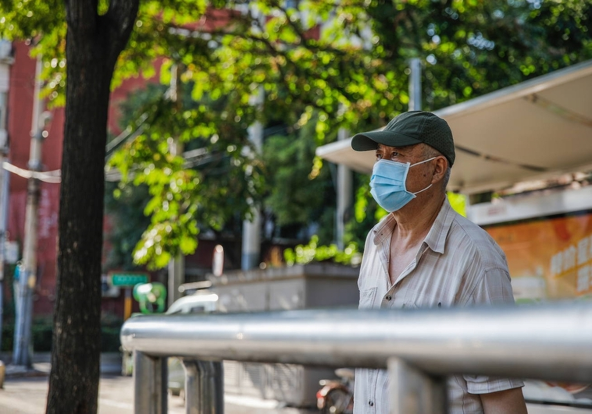 Hombre con mascarilla