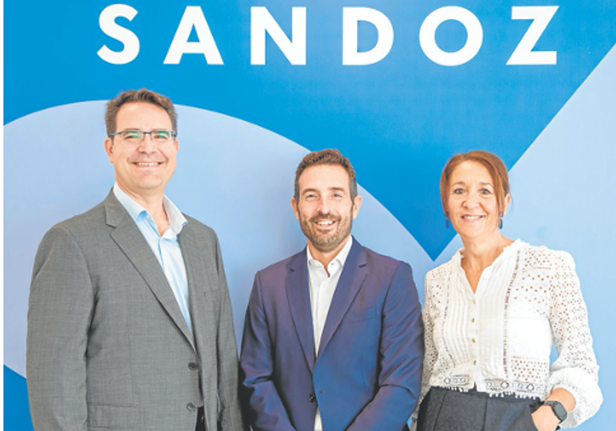 De izquierda a derecha, Francisco de la Calle, director de Recursos Humanos de Sandoz Iberia; Joaquín Rodrigo, presidente de Sandoz España y director general de Sandoz Iberia; Gracia Espuelas, directora de Asuntos Públicos y Comunicación de Sandoz Iberia