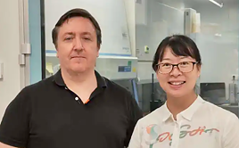 Miguel Esteban con una colaboradora