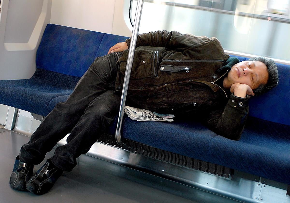 Hasta dormir es mejor que estar sentado: un estudio observa que cualquier actividad es más saludable para el corazón que el sedentarismo