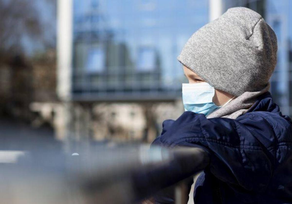 Un niño con mascarilla