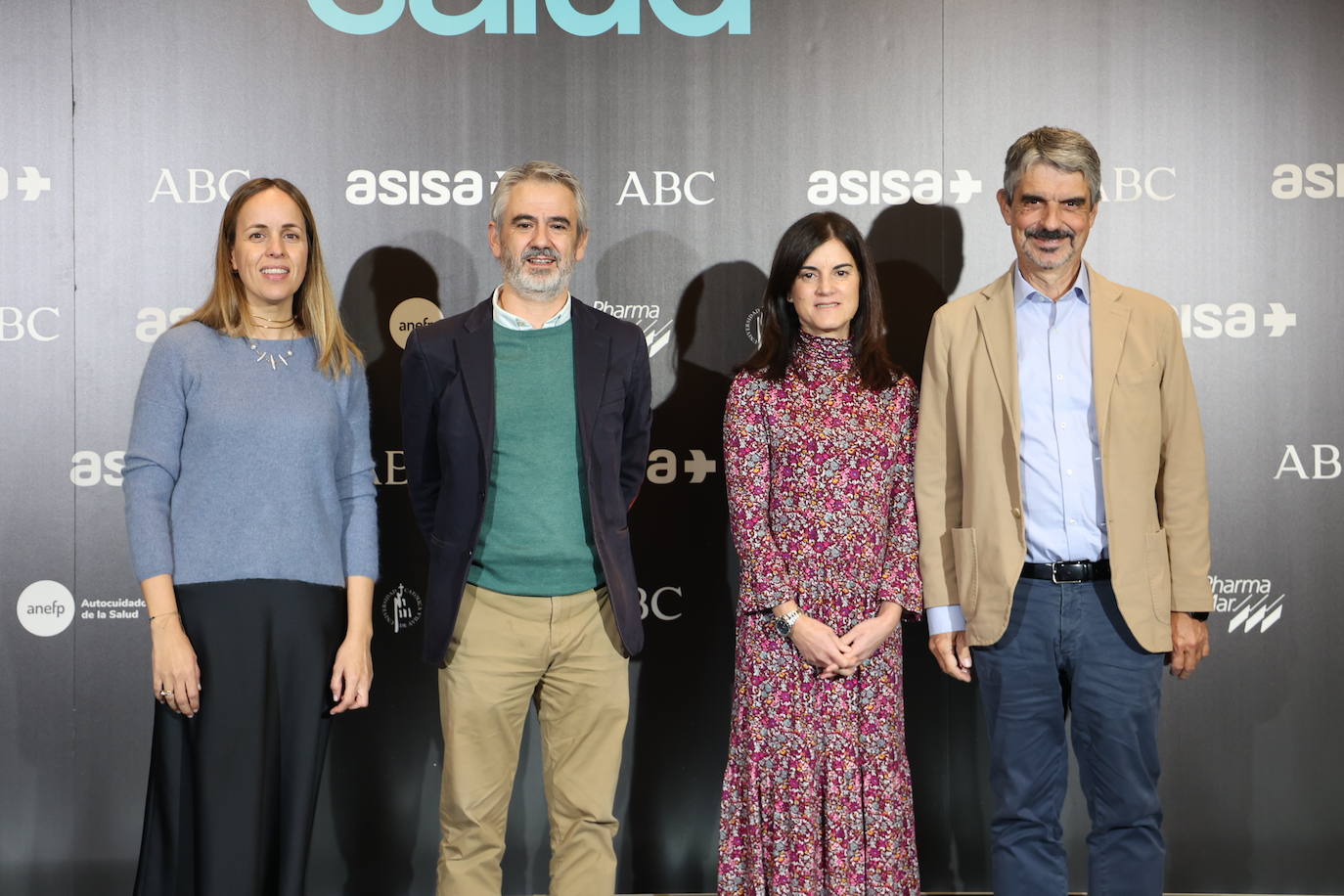 Clara Castaño, del equipo de Comunicación de Roche; Victor Gil, responable de Relaciones con los Medios del Consejo General de Farmacéuticos; Nuria Sastre y Jaime Pey, de Anefp  