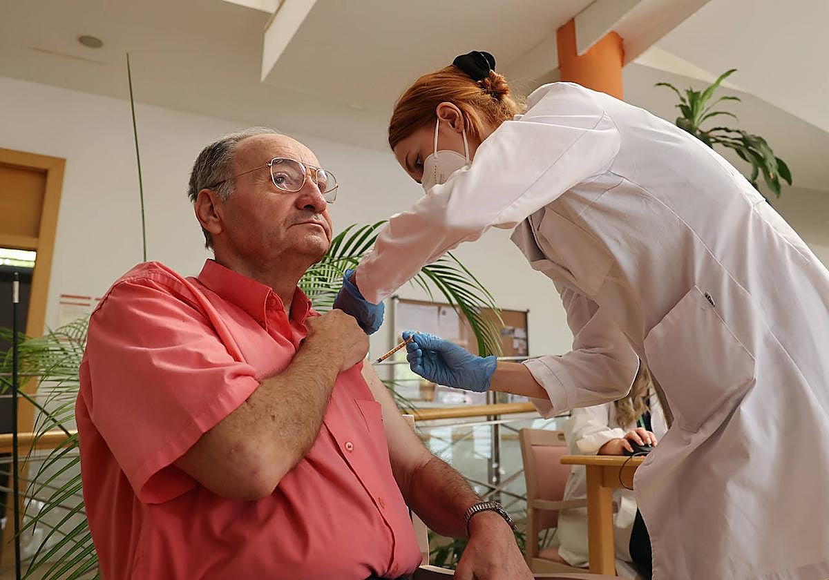 Un hombre recibe una vacuna