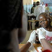 Una vacuna para la malaria de bajo coste demuestra su eficacia en 5.000 niños