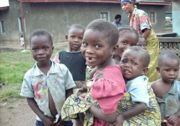 Un grupo de niños en una localidad de África