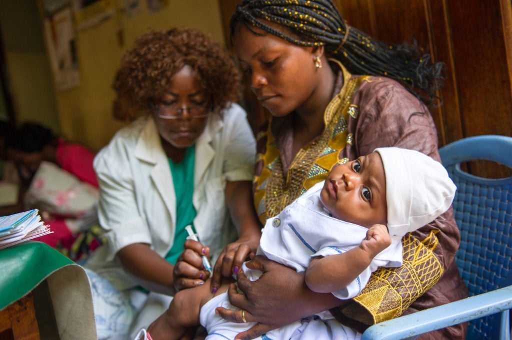 Una enfermera vacunando a un bebé en Congo