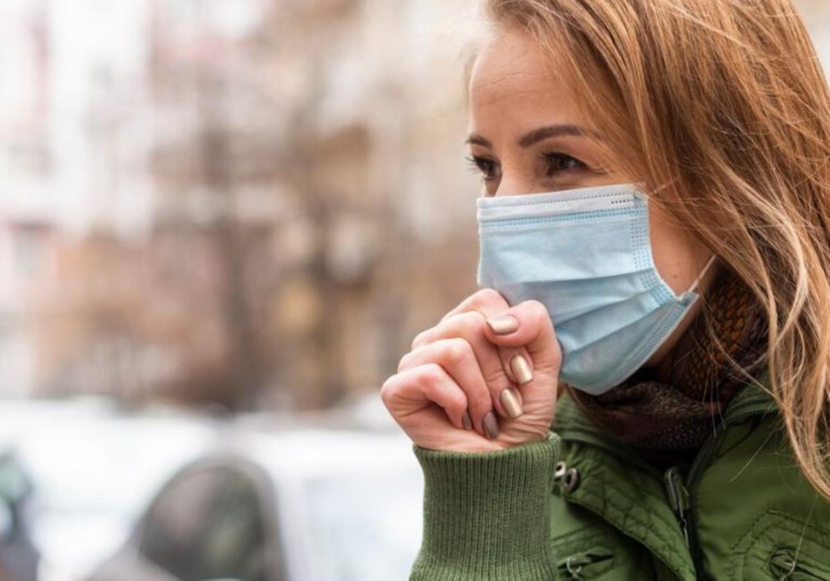 Las mascarillas siguen usándose entre algunos ciudadanos cuando experimentan síntomas