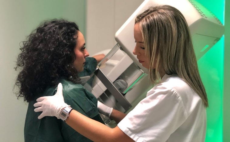 Mujer realizándose una prueba de imagen