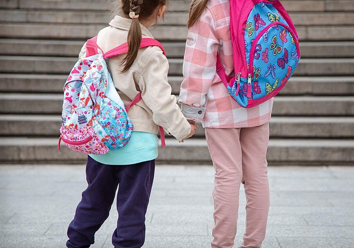 Niñas con la mochila a la espalda