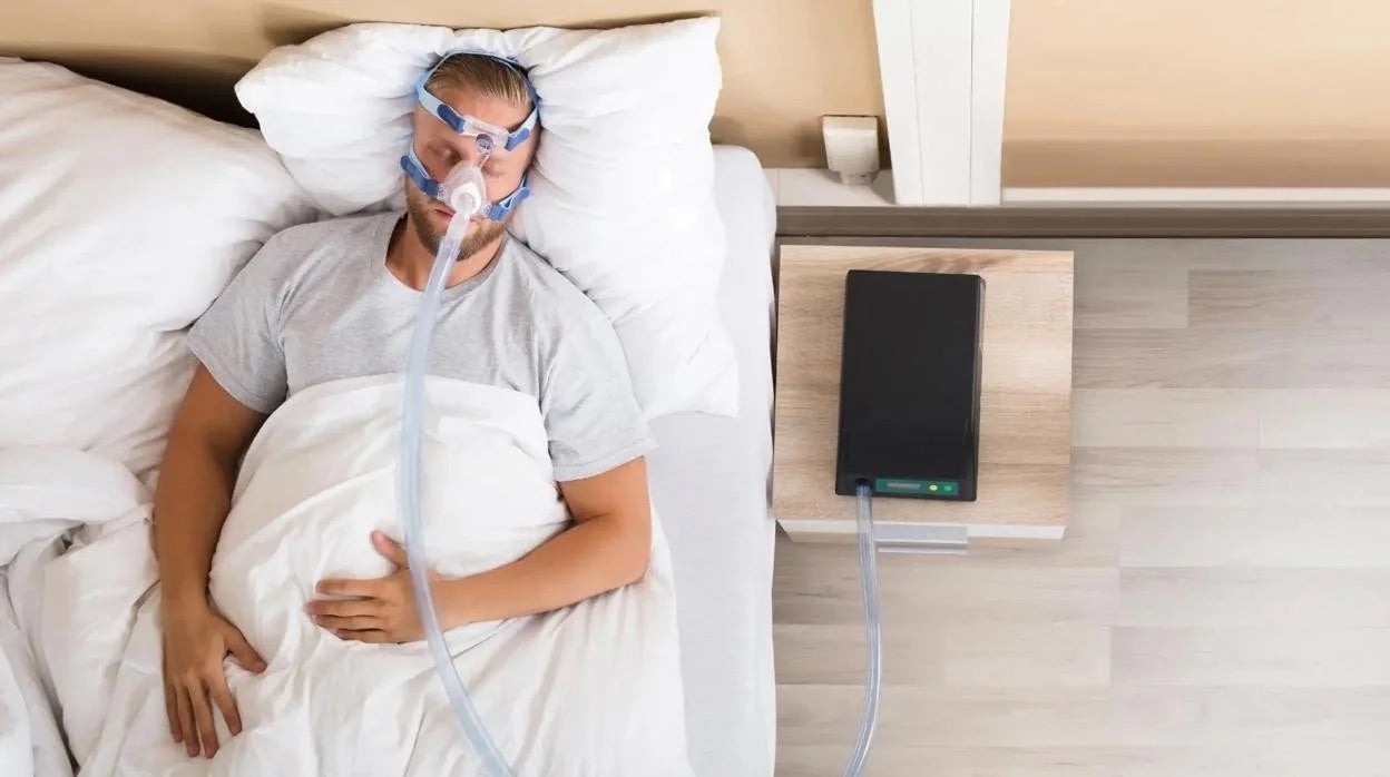 Persona durmiendo con CPAP