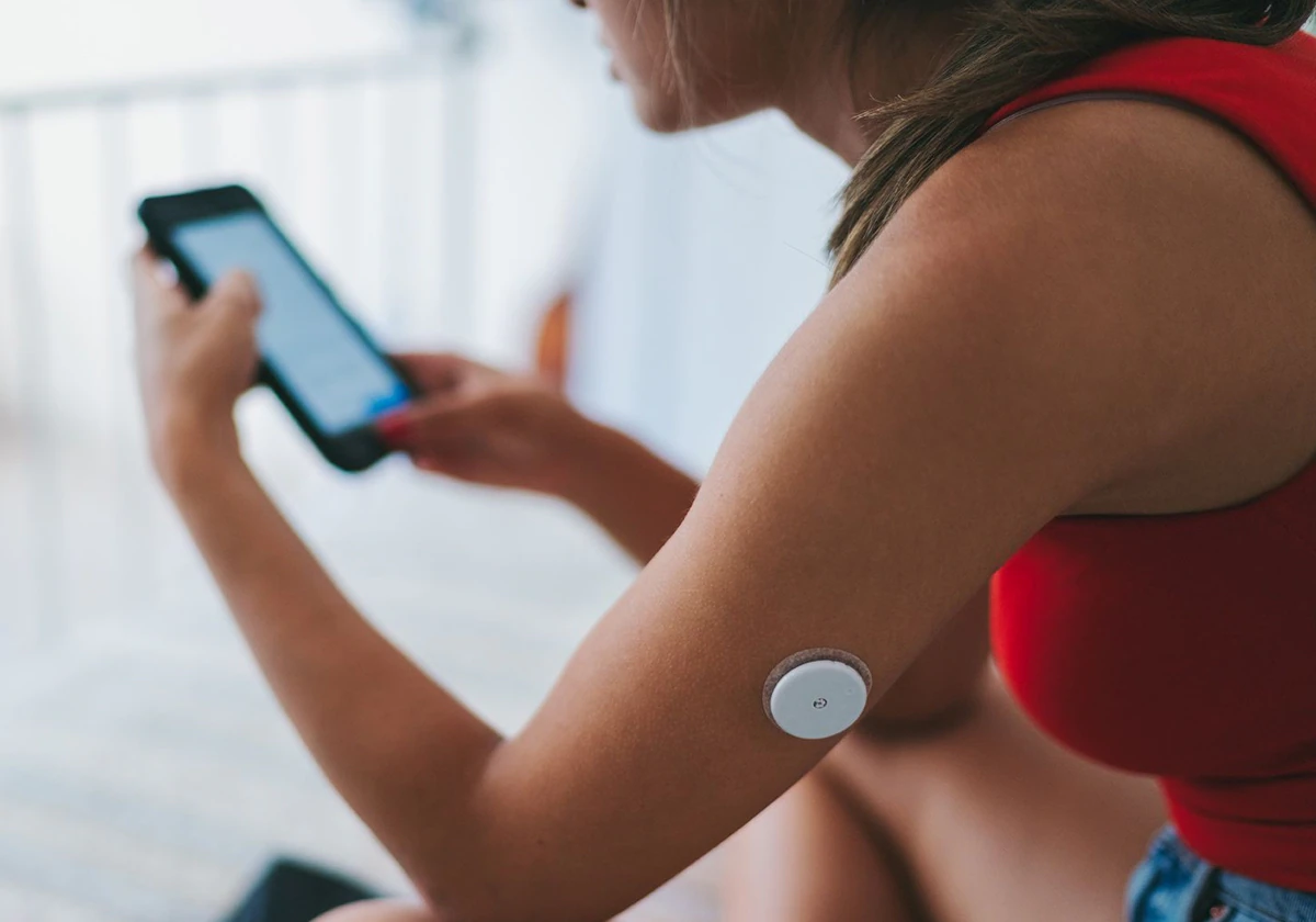 Una mujer diabética con un monitor de glucosa