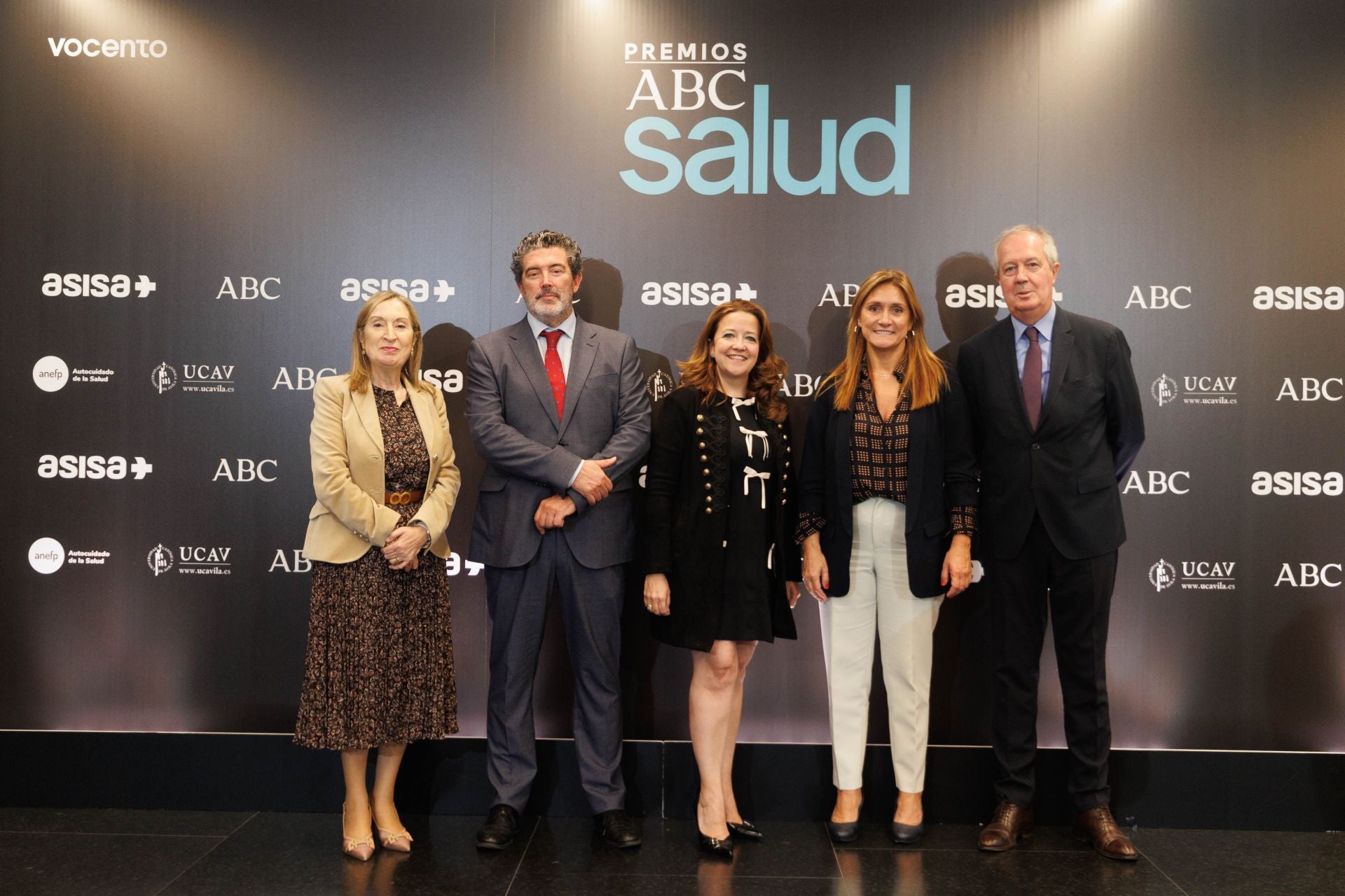 De izq. a dcha. Ana Pastor, presidenta del jurado ABC Salud, Julián Quirós, director de ABC, Fátima Matute, Consejera de Sanidad de la Comunidad de Madrid, Ana Delgado, directora general de ABC y Luis Mayero, consejero y delegado provincial de Madrid de Asisa 