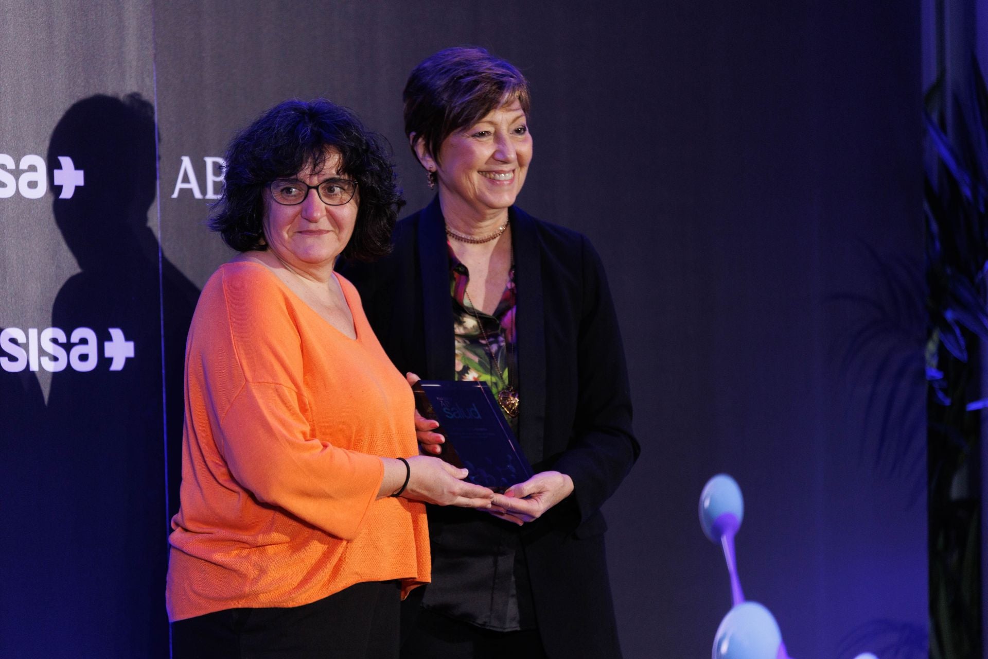 Rosario Perona, subdirectora General de Terapia celular y Medicina Regenerativa del Instituto de Salud Carlos III, entrega el premio al proyecto de enfermería a Ángela Rodríguez, jefa de Unidad de Hematología del CAUSA