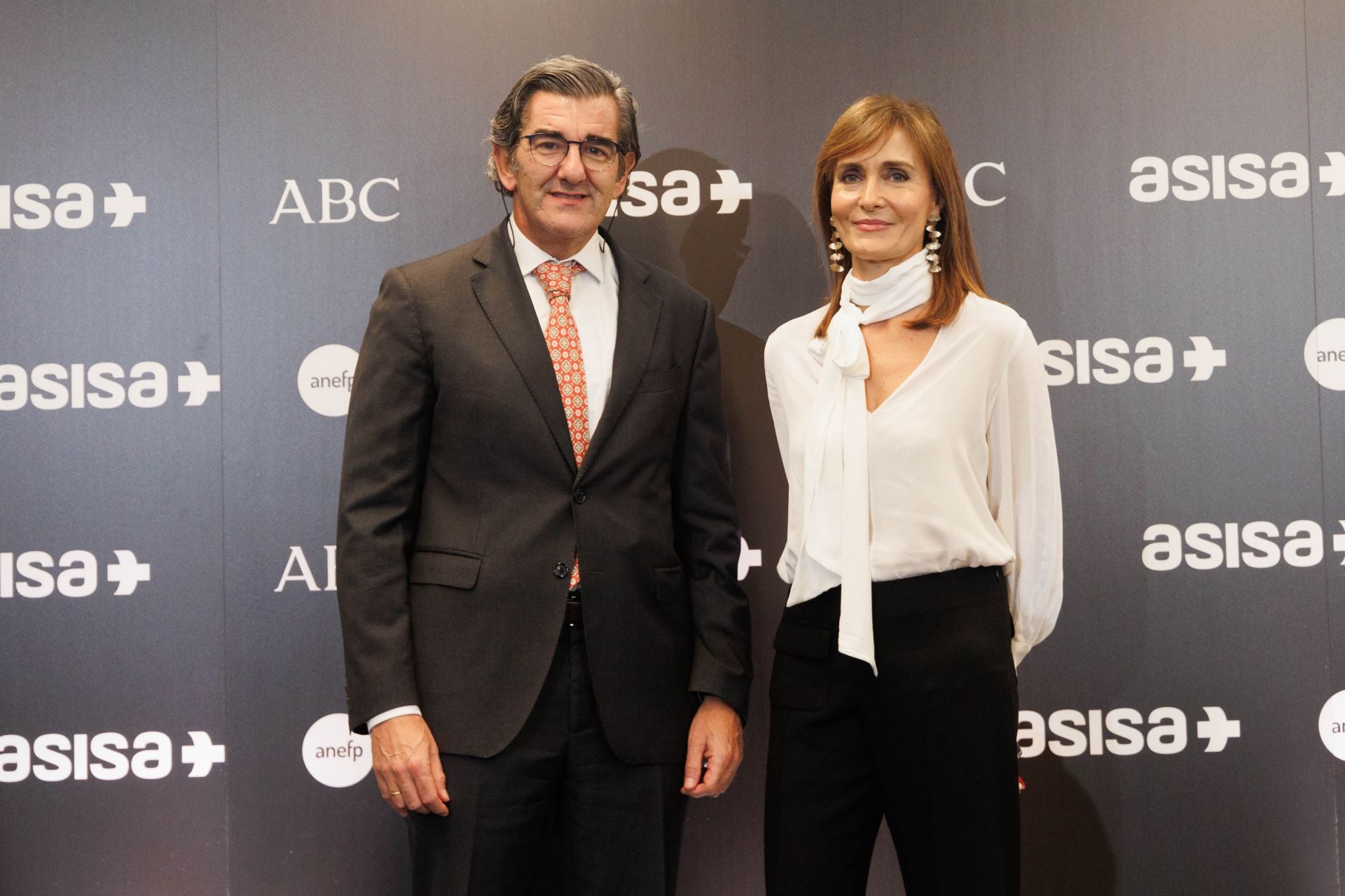 El presidente de HM Hospitales, Juan Abarca, junto a Nuria Ramírez de Castro, redactora jefe de ABC Sociedad