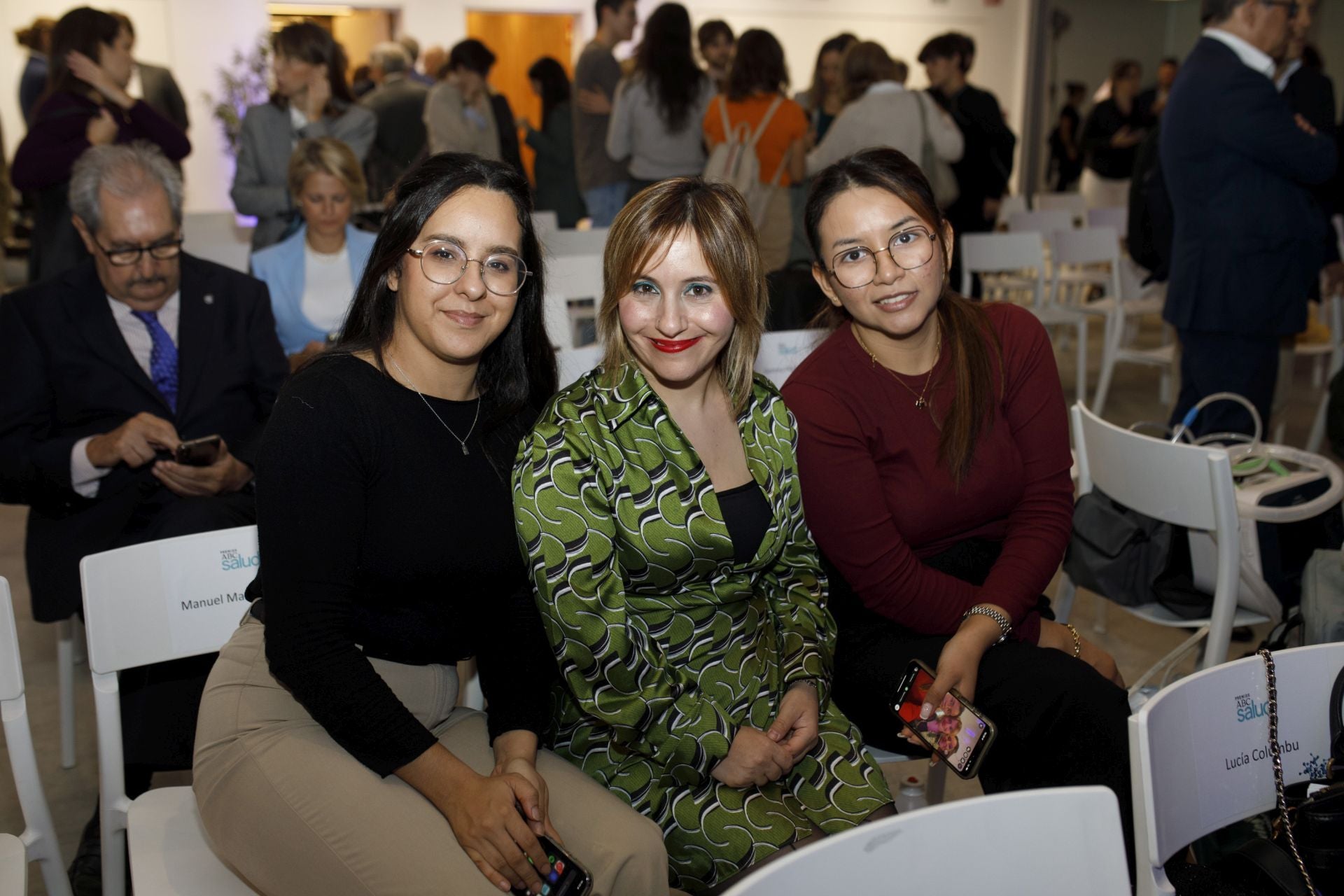 Lucía Columbu, mujer de Jordi Sabaté, junto a sus cuidadoras 