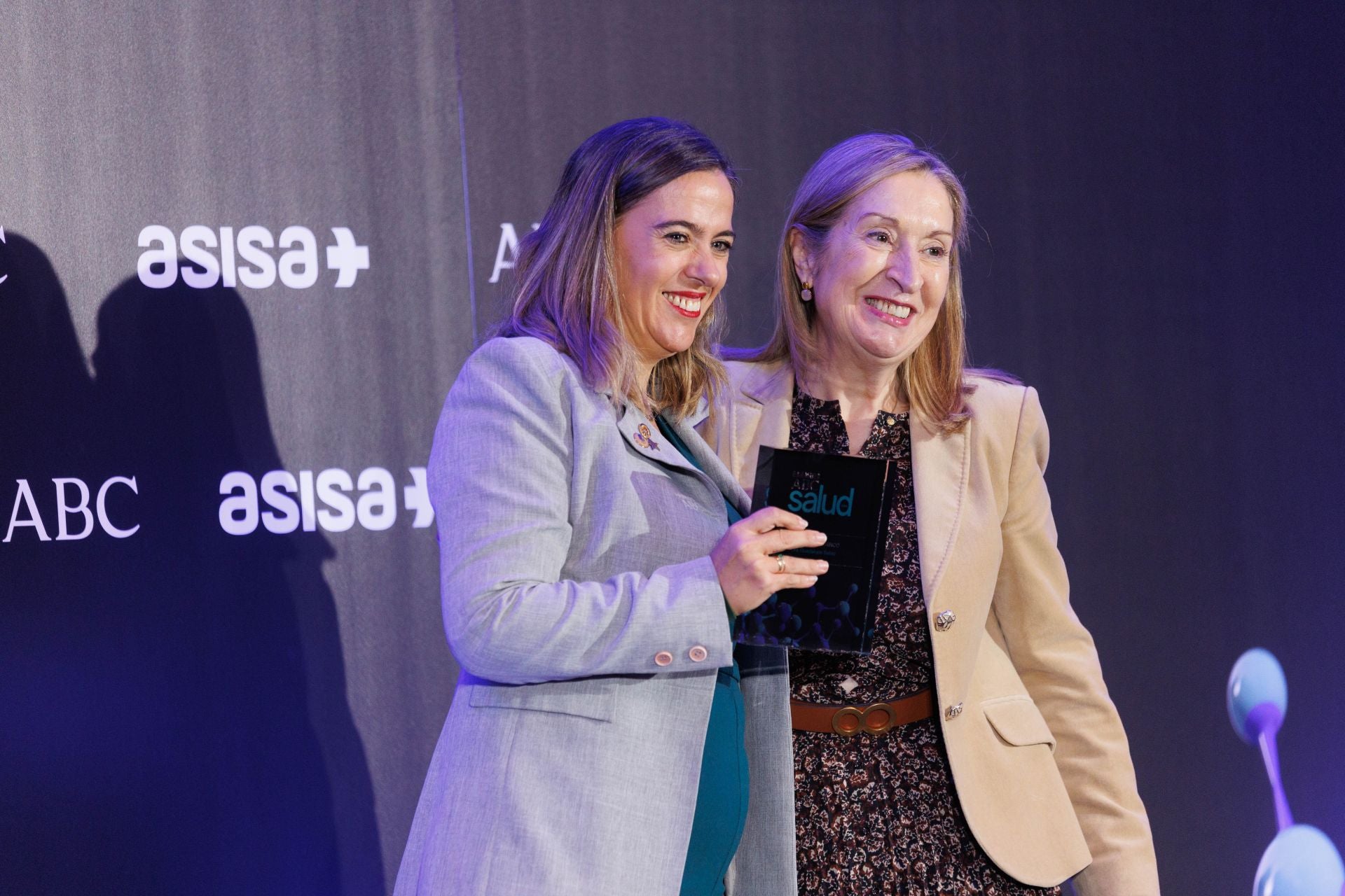 La investigadora Guadalupe Sabio, galardonada con el Premio ABC Salud al Investigador del Año, junto a Ana Pastor, presidenta del jurado ABC Salud