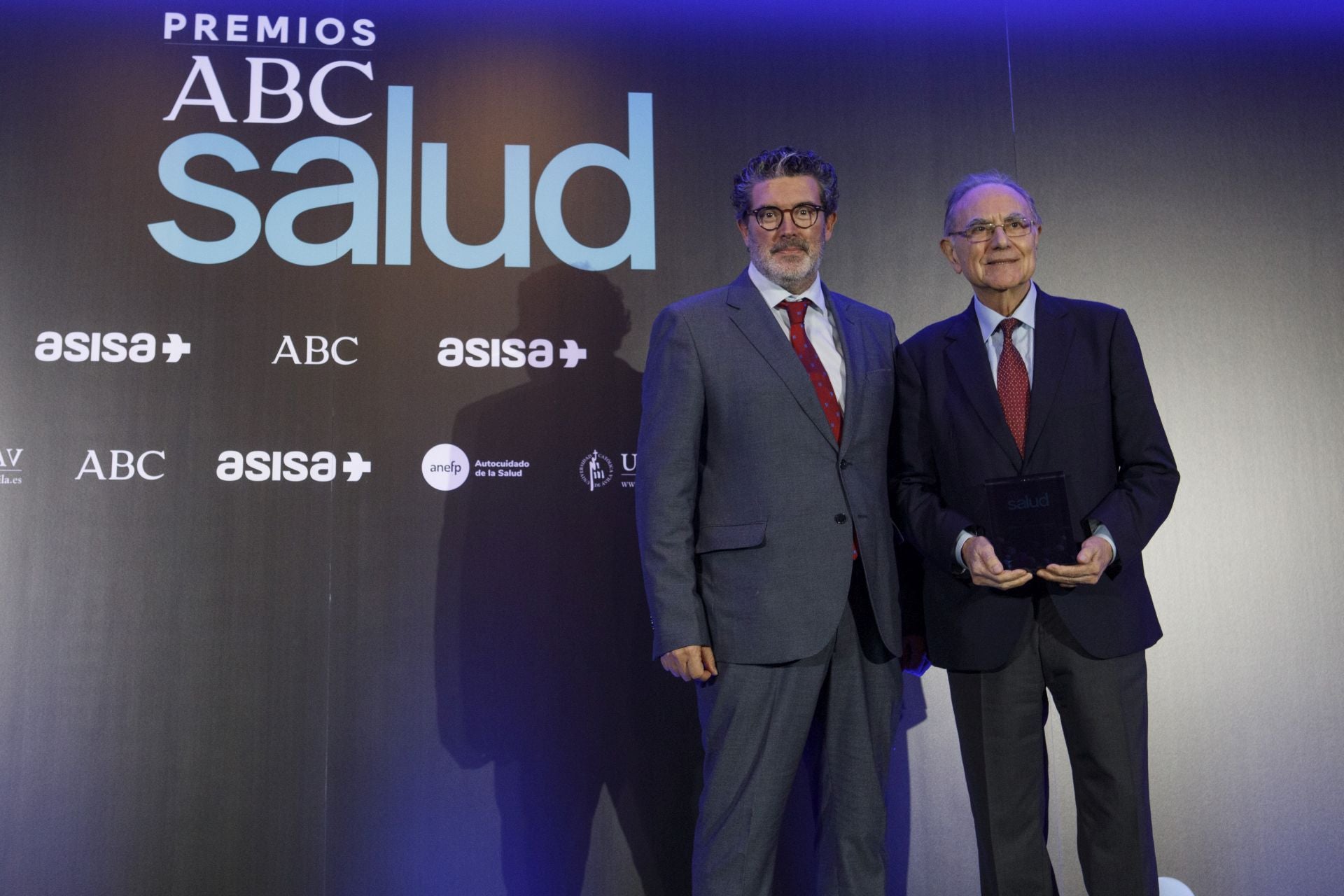 El director de ABC, Julián Quirós, entrega el premio de mejor medicamento UGRSKIN a Antonio Campos Muñoz, Director del Grupo de Ingeniería Tisular de la Universidad de Granada