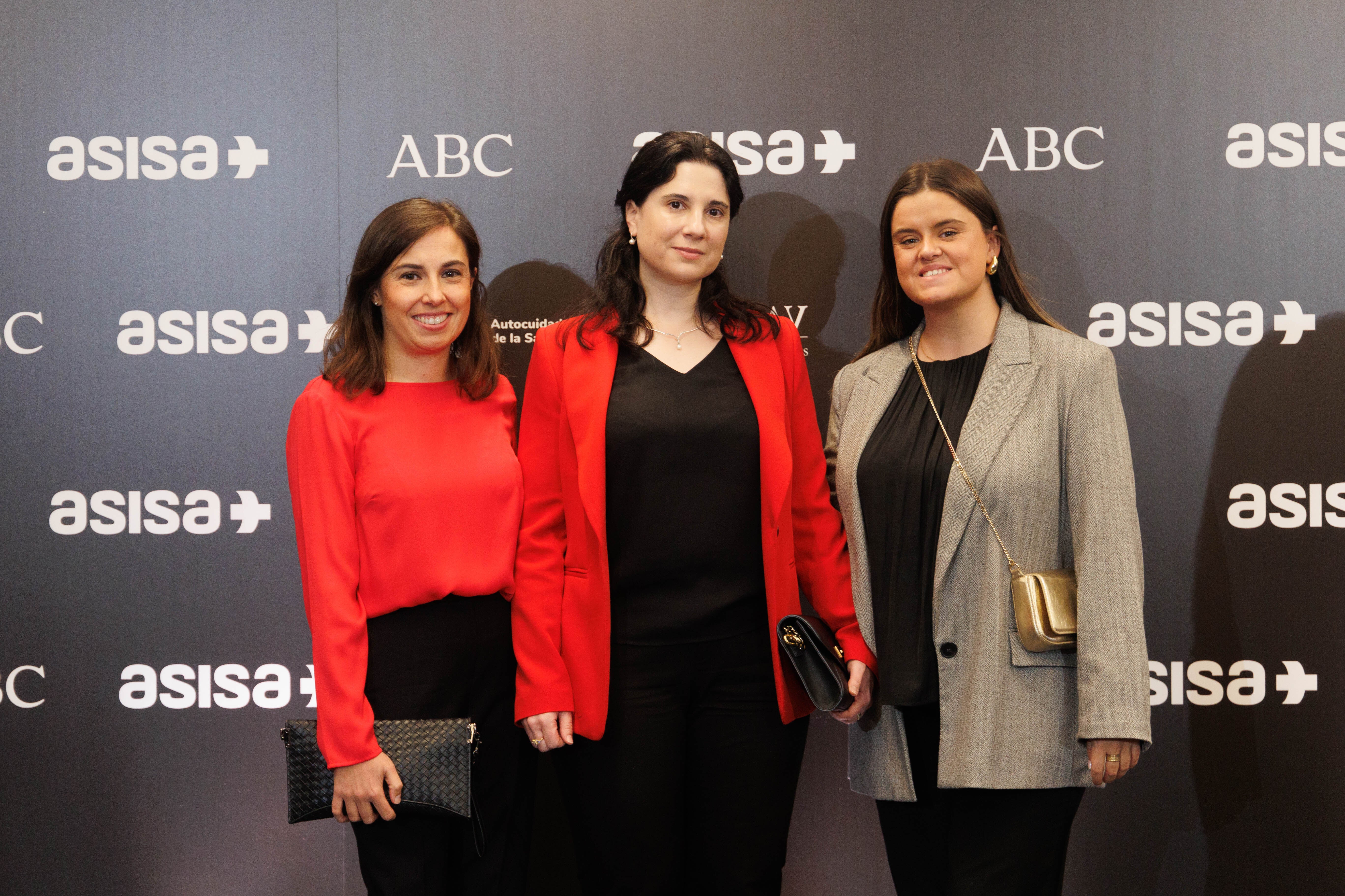 De izquierda a derecha: Marta Yuste, directora de Comunicación de la Universidad Católica de Ávila (UCAV), Lourdes  Miguel, vicerrectora de organización académica y Ana Sanz, del comunicación de esta universidad 