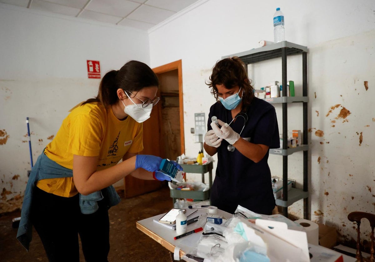 María Sancho, de 44 años, veterinaria, en una imagen del pasado 6 de noviembre, prepara medicamentos para atender a perros infectados con leptospirosis debido a la contaminación del lodo que inunda Paiporta