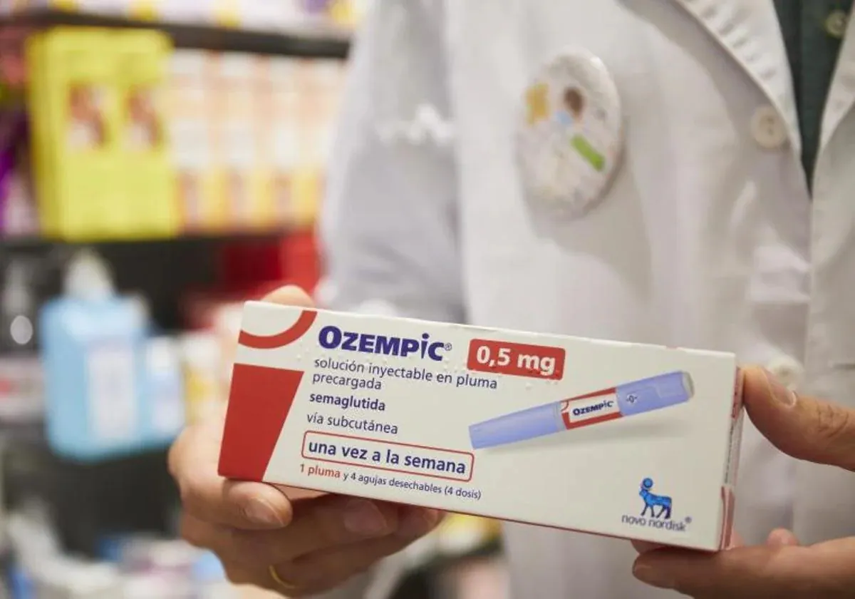 Un farmaceútico sostiene una caja de Ozempic