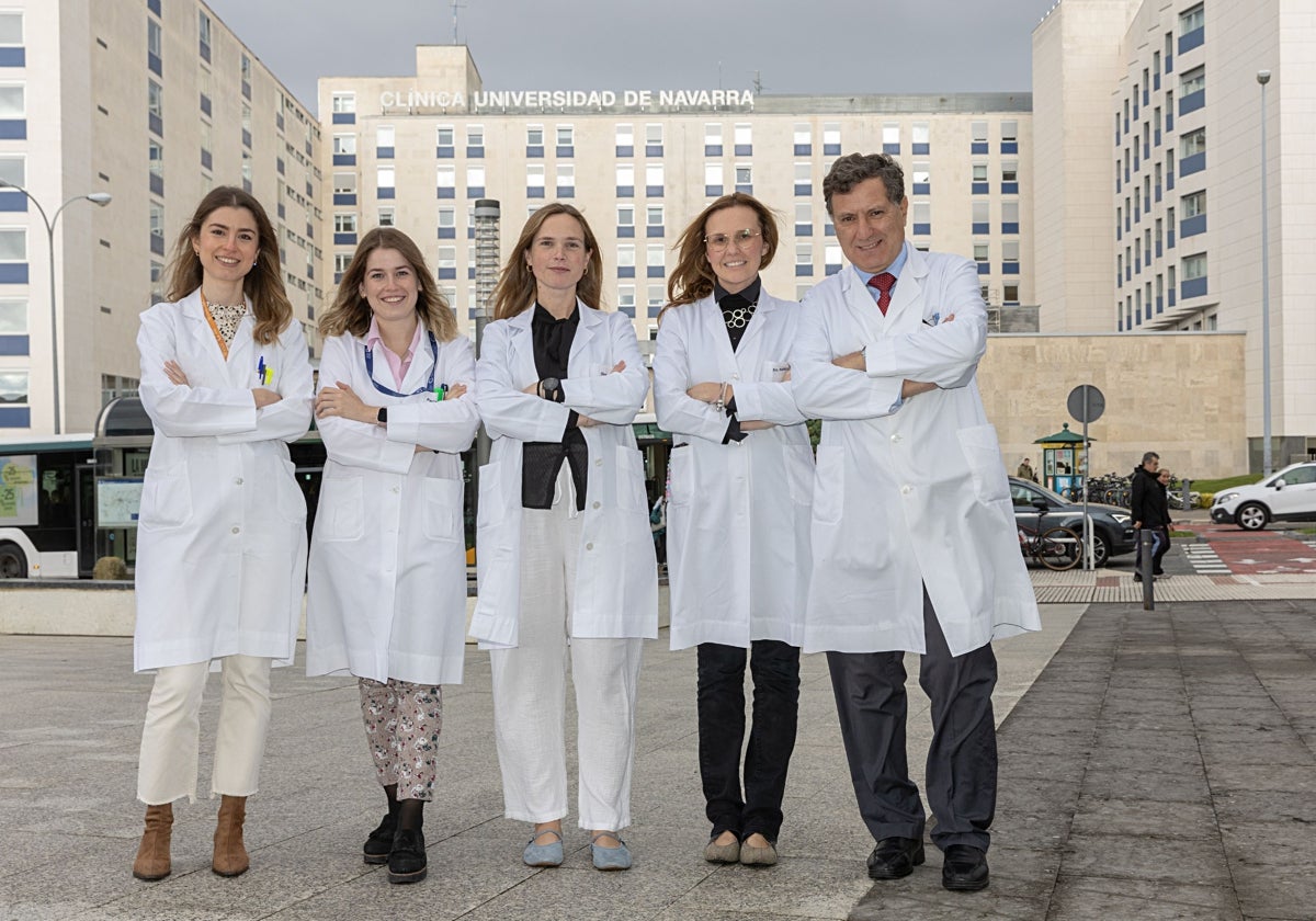 De izquierda a derecha: Paula Romano y María Gárate, coordinadoras de la Unidad Central de Ensayos Clínicos, y los doctores Anna Vilalta, María Rodríguez Ruiz e Ignacio Melero -investigador principal del ensayo-.