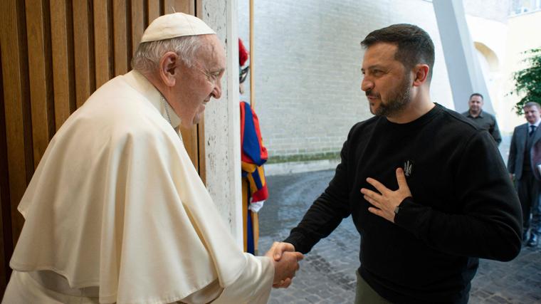 El Papa Francisco saluda a Zelenski, en una audiencia privada en 2023