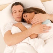 Un estudio desvela si dormir en pareja es mejor que dormir solo: así afecta a la calidad y la cantidad de sueño