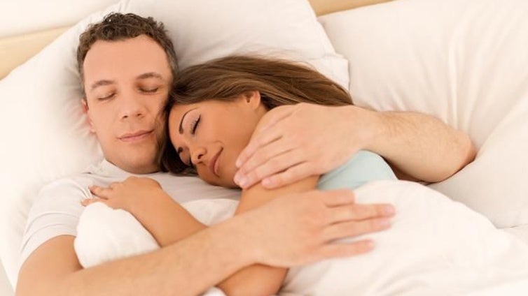 Un estudio desvela si dormir en pareja es mejor que dormir solo: así afecta a la calidad y la cantidad de sueño