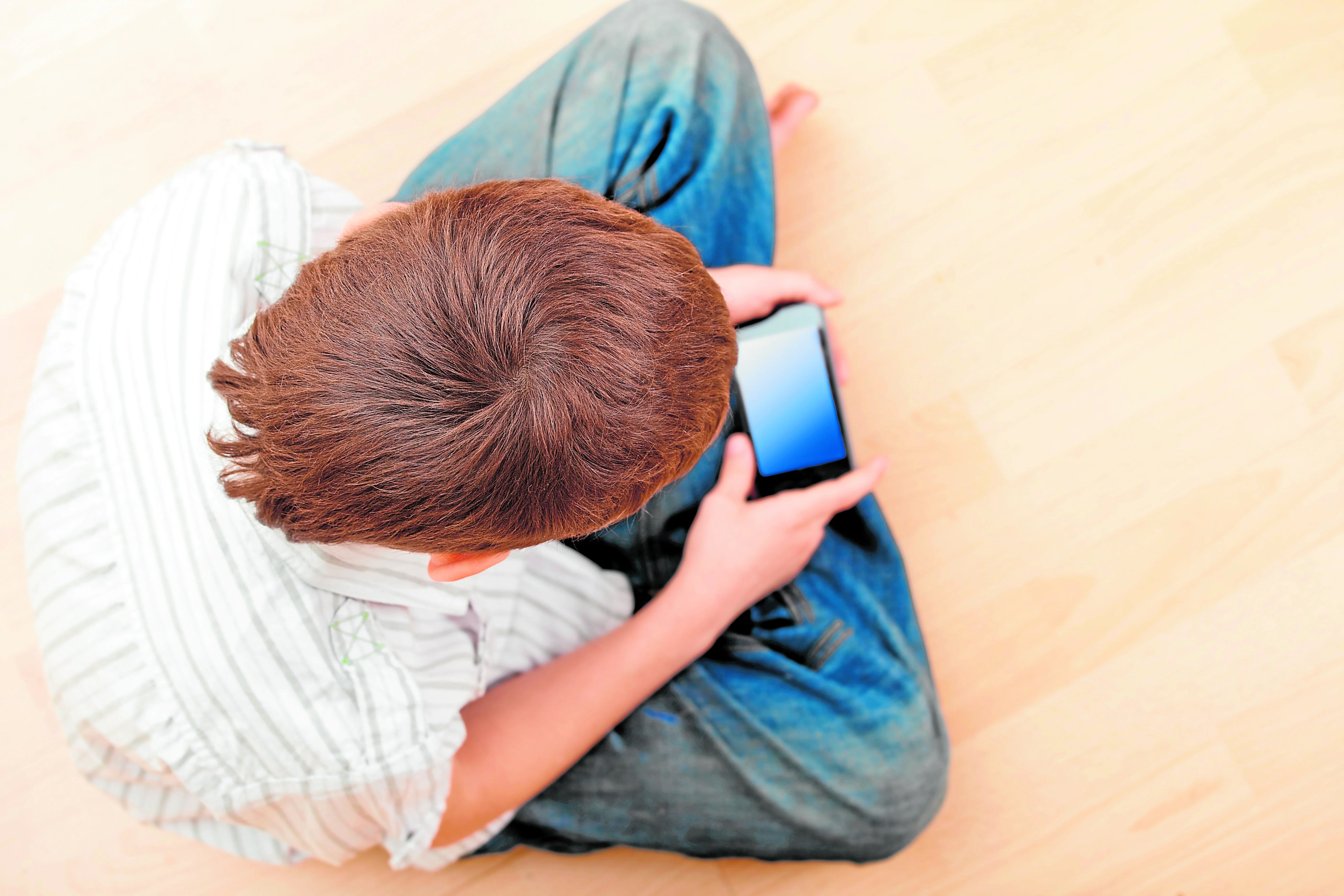 Niño mirando la pantalla del móvil