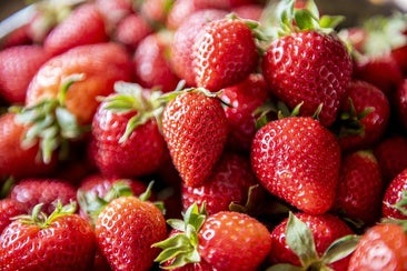 Ni en un plato ni en su propio envase: el truco para que las fresas aguanten frescas más tiempo en el frigorífico