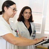 Silvia Sánchez-Ramón (jefa de Servicio de Inmunología) y una enfermera