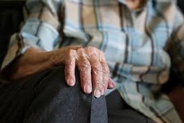 La depresión, las alteraciones del sueño o el estreñimiento, algunos de los primeros síntomas del párkinson