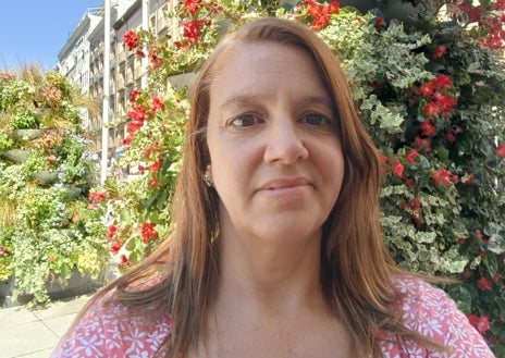Imagen secundaria 1 - Arriba, Verónica Roselló junto a su marido Francisco; centro, la psicóloga Andrea Cartolari; debajo, el corresponsal en España de Cadena 3 Argentina, Adrián Cragnolini