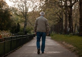 ¿Por qué se nos curva la espalda con la edad y qué podemos hacer para evitarlo?