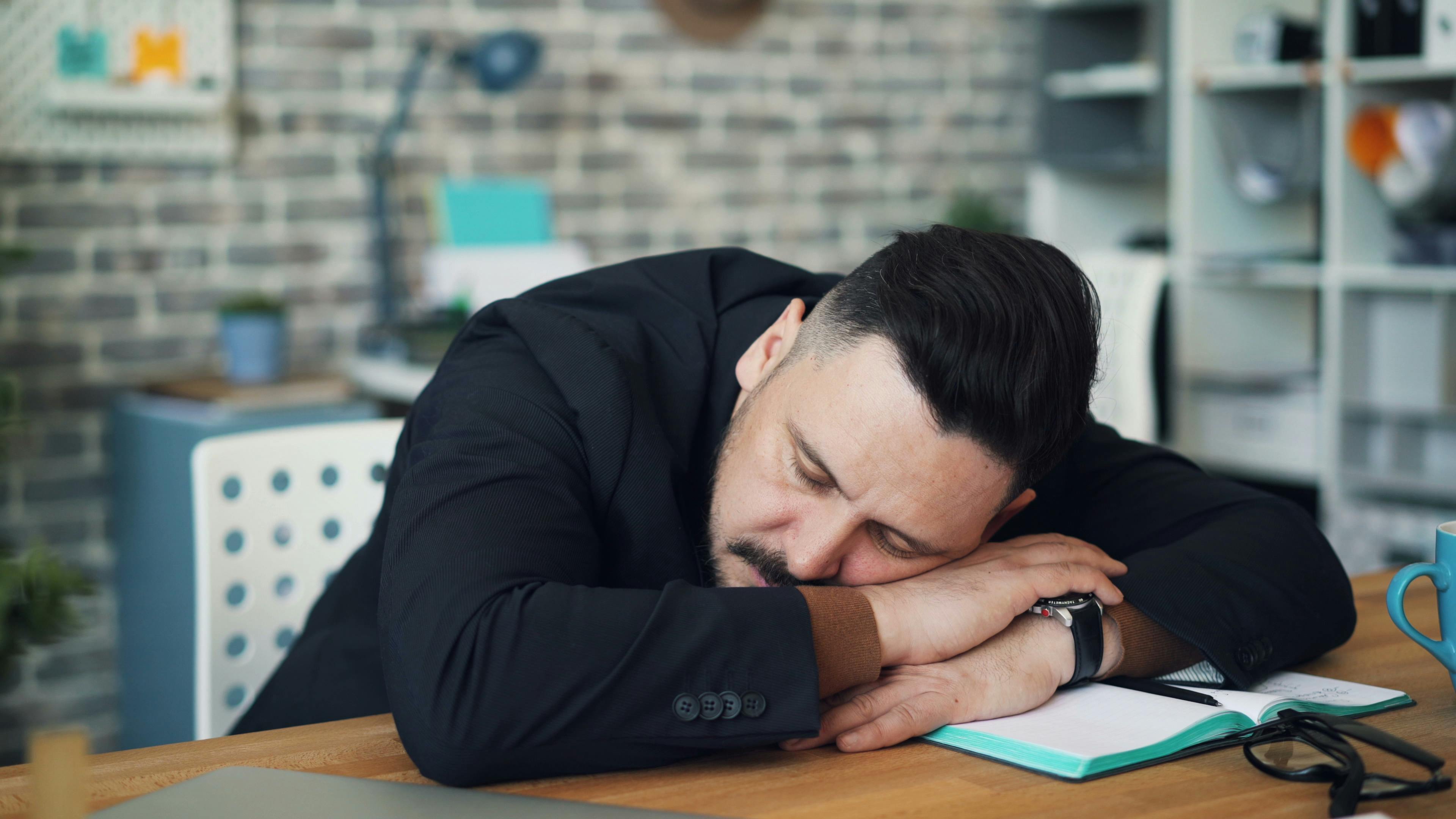 Una persona dormida sobre una mesa