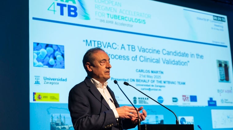 El pasado miércoles 21 de mayo, el doctor Carlos Martín Montañés expone el avance de su vacuna ante los mayores científicos expertos en tuberculosis del mundo, en el espacio CaixaFórum de Zaragoza