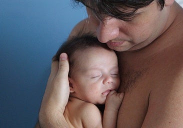 La lactancia paterna es biológicamente posible, pero ¿sería deseable?
