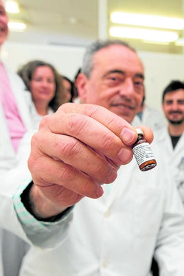 El equipo del doctor Martín en el laboratorio de seguridad biológica se ha multiplicado para hacer historia