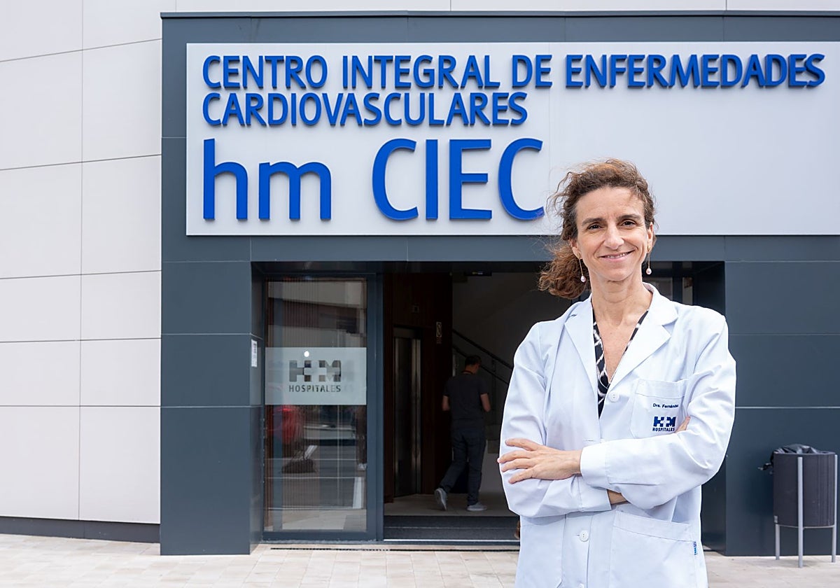 La jefa del CIEC posa delante del nuevo edificio que agrupa los tratamientos cardiovasculares en HM hospitales