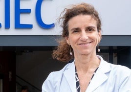 La jefa del CIEC posa delante del nuevo edificio que agrupa los tratamientos cardiovasculares en HM hospitales