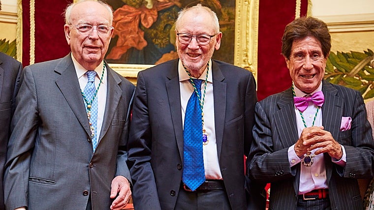 El investigador danés, flanqueado por el presidente de la Real Academia de Medicina y Arturo Fernández-Cruz tras recibir la distinción y participar en la Lección Conmemorativa Fernández-Cruz