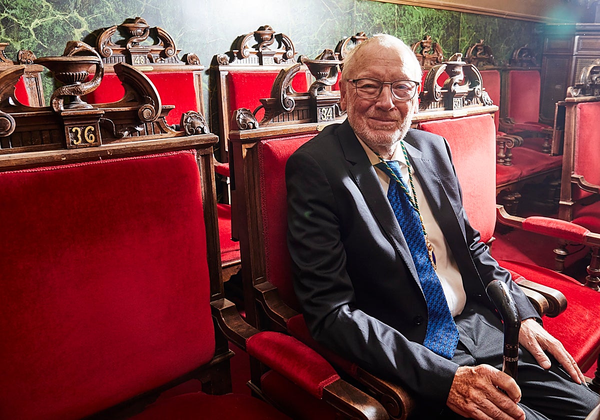 El investigador danés posa en la Real Academia de Medicina tras recibir el premio de la Fundación Fernández-Cruz