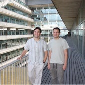 Bernardo Rodríguez-Martin (izq) y Emiliano Sotelo-Fonseca en el Centro de Regulación Genómica (CRG) en Barcelona